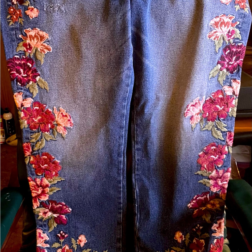 Driftwood embroidered jeans mom jeans style size 31